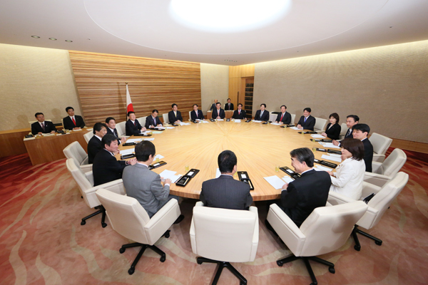 安倍总理在总理大臣官邸召开了今年首次内阁会议并公开了内阁会议。