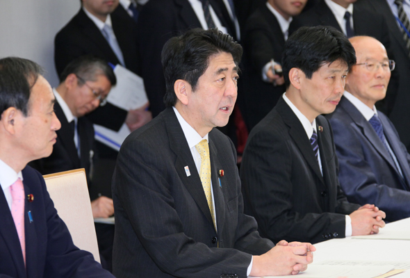 安倍总理在总理大臣官邸接受了仲井真冲绳县知事的要求。