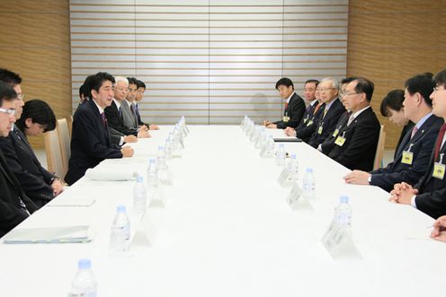 安倍总理在总理大臣官邸接受了韩日议员联盟会长等的拜会。