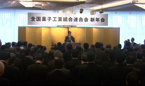 安倍总理出席了在东京都内举行的全国甜点工业组合联合会新年会。