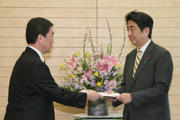 安倍总理在总理大臣官邸接受了村井嘉浩宫城县知事的拜会。