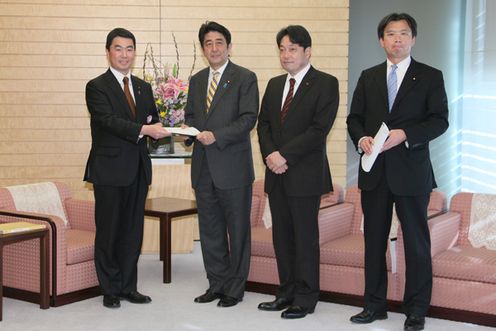 安倍总理在总理大臣官邸接受了村井嘉浩宫城县知事的拜会。