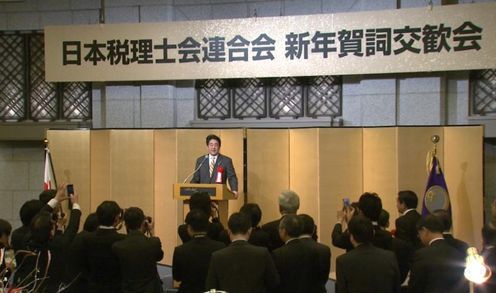 安倍总理出席了在东京都内举行的日本税理士会联合会新年贺词交流会。