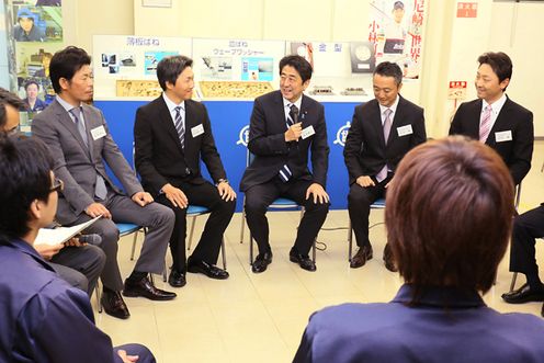 安倍总理访问了大阪府和兵库县。