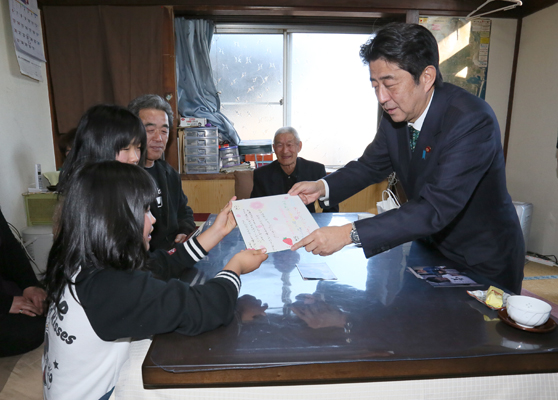 安倍总理为了掌握东日本大地震的复兴情况访问了宫城县。
