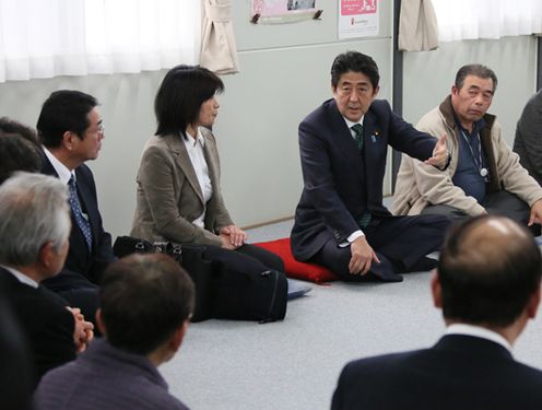 安倍总理为了掌握东日本大地震的复兴情况访问了宫城县。