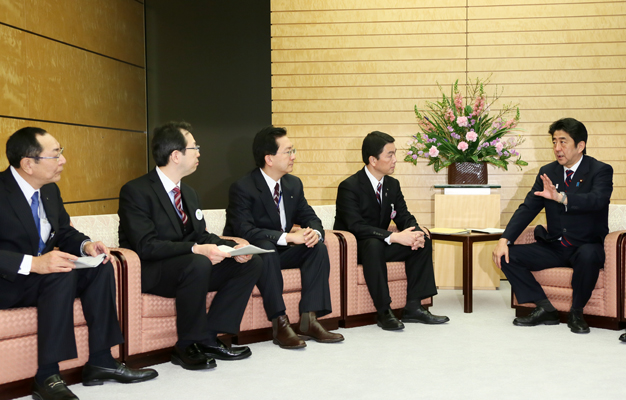 安倍总理在总理大臣官邸接受了青森、岩手、福岛及宫城四县知事等的要求。