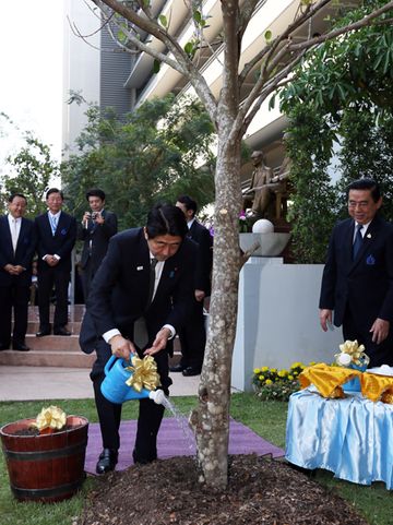 为了确保亚太地区的和平与繁荣，正在访问东盟国家的安倍总理访问了泰王国。