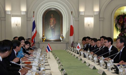 为了确保亚太地区的和平与繁荣，正在访问东盟国家的安倍总理访问了泰王国。