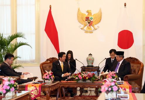 为了确保亚太地区的和平与繁荣，正在访问东盟国家的安倍总理访问了印度尼西亚共和国。
