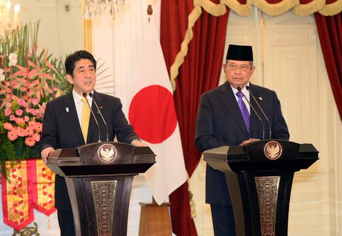 为了确保亚太地区的和平与繁荣，正在访问东盟国家的安倍总理访问了印度尼西亚共和国。