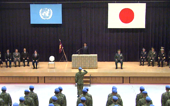 安倍总理出席了在防卫省举行的驻戈兰高地维和部队（UNDOF）归还队旗仪式。