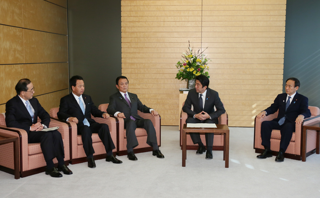 安倍总理在总理大臣官邸接受了麻生副总理、甘利经济财政政策担当大臣、白川日本银行总裁的报告。