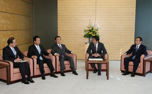 安倍总理在总理大臣官邸接受了麻生副总理、甘利经济财政政策担当大臣、白川日本银行总裁的报告。