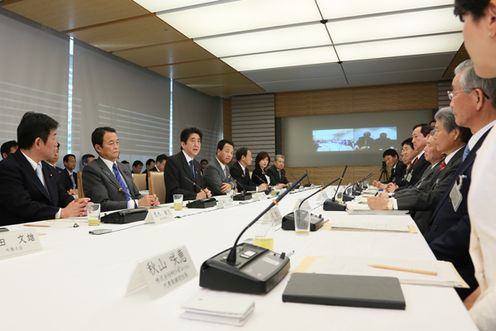 安倍总理在总理大臣官邸召开了第一次产业竞争力会议。