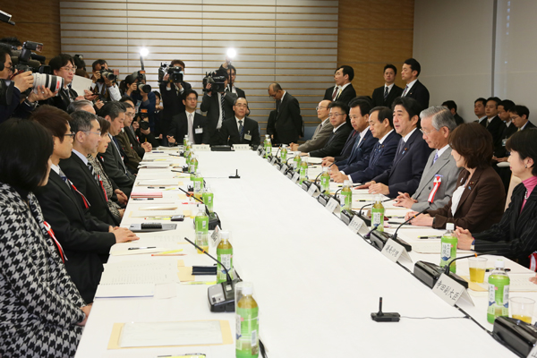 安倍总理在总理大臣官邸出席了第一次规制改革会议。