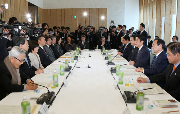 安倍总理在总理大臣官邸召开了教育再生实行会议。