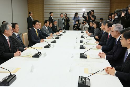 安倍总理在总理大臣官邸召开了有关2013年度预算的政府执政党会议。