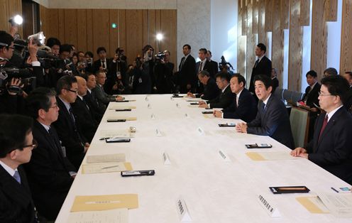 安倍总理在总理大臣官邸出席了第一次应对在阿尔及利亚日本人遇恐怖事件的相关验证委员会。