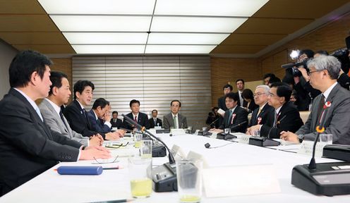 安倍总理在总理大臣官邸召开了第四次经济财政咨询会议。