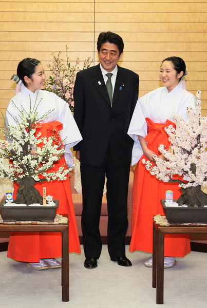 安倍总理在总理大臣官邸接受了太宰府天满宫“梅花使节”的拜会。