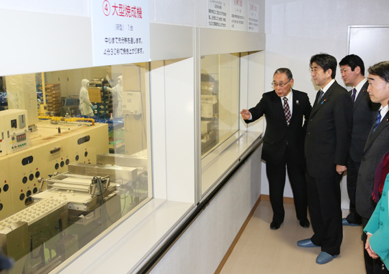 为了掌握东日本大地震灾害的复兴情况，安倍总理访问了岩手县和宫城县。