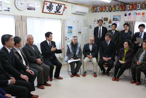为了掌握东日本大地震灾害的复兴情况，安倍总理访问了岩手县和宫城县。