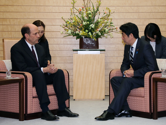 安倍总理在总理大臣官邸接受了美国驻日本大使约翰・鲁斯的访问。