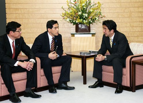 安倍总理在总理大臣官邸接受了小浜市市长松崎晃治的拜会。