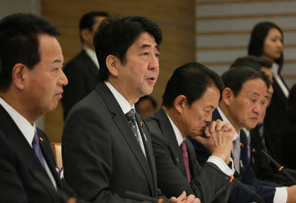 安倍总理在总理大臣官邸召开了第四次日本经济再生本部会议。