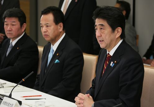 安倍总理在总理大臣官邸召开了第五次经济财政咨询会议。