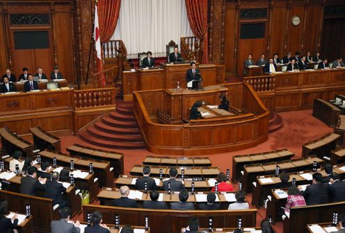 安倍总理在众议院及参议院全体会议上发表了第183届国会施政方针演说。