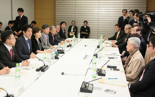 安倍总理在总理大臣官邸出席了第一次酷日本推进会议。