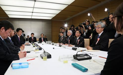 安倍总理在总理大臣官邸召开了第六次经济财政咨询会议。