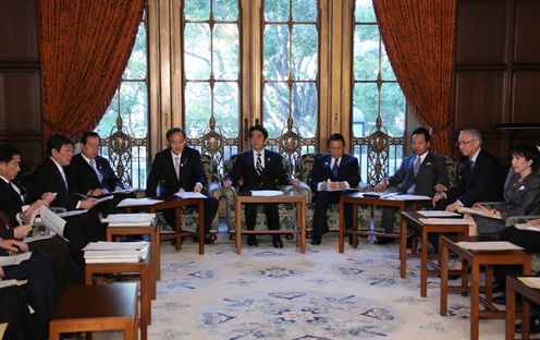 安倍总理出席了在国会内召开的有关每月例行经济报告等的相关阁僚会议。
