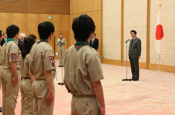 安倍总理在总理大臣官邸接受了“富士章”受奖代表童子军的拜会。
