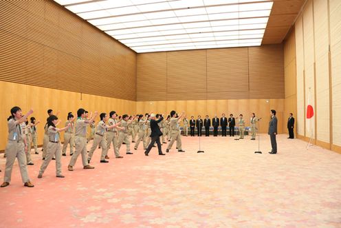 安倍总理在总理大臣官邸接受了“富士章”受奖代表童子军的拜会。