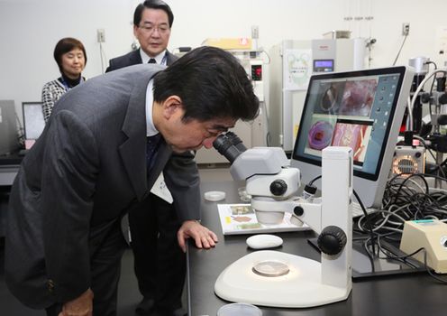 安倍总理视察了位于新宿区的尖端生命医学科学研究教育设施等。