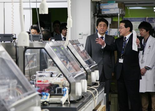 安倍总理视察了位于新宿区的尖端生命医学科学研究教育设施等。