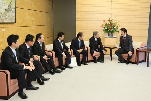安倍总理在总理大臣官邸接受了日蒙议员联盟的拜会。