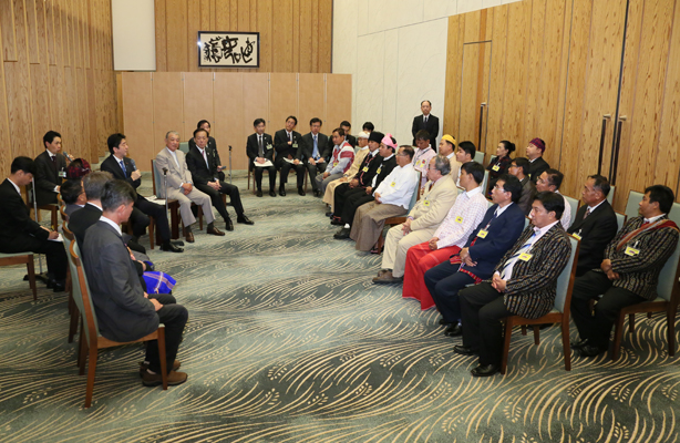 安倍总理在总理大臣官邸接受了缅甸国民和解担当日本政府代表笹川阳平及缅甸少数民族代表的拜会。