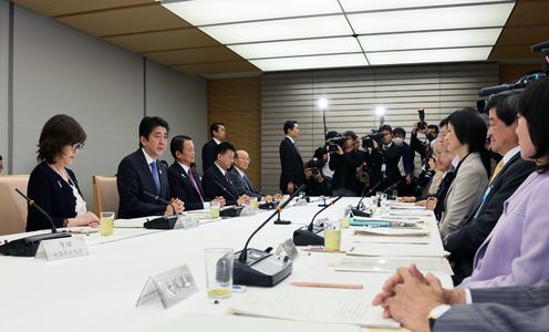 安倍总理在总理大臣官邸召开了第二次行政改革推进会议。
