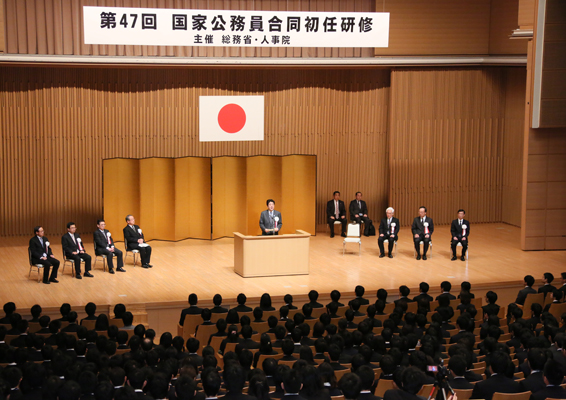 安倍总理出席了在东京都内举行的第四十七次国家公务员联合初任培训的开课仪式，并作了训示。
