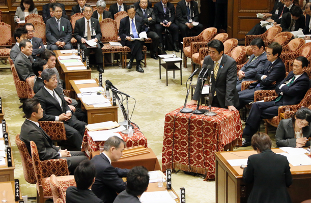 安倍总理出席了众议院预算委员会及全体会议。
