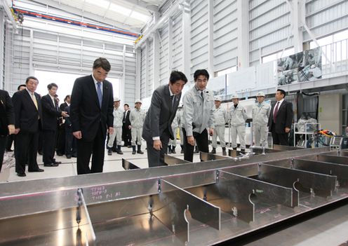 安倍总理为了把握东日本大地震的复兴情况访问了岩手县。
