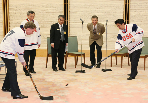 安倍总理在总理大臣官邸接受了缅因州波特兰冰球队的拜会。