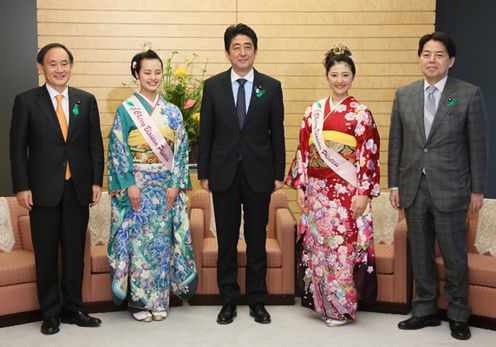 作为“绿色羽毛佩带活动”的一环，安倍总理在总理大臣官邸接受了樱花公主的拜访。