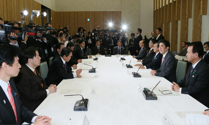 安倍总理在总理大臣官邸出席了第二次“有关TPP的主要阁僚会议”。