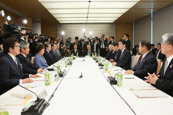 安倍总理在总理大臣官邸召开了第六次教育再生实行会议。