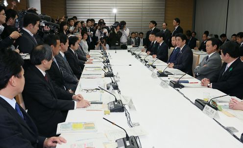 安倍总理在总理大臣官邸召开了第六次产业竞争力会议。